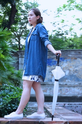 The cold colored denim and the white dress could be a good match. (@Fashionmimo)